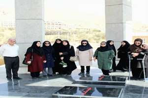 تجدید میثاق رئیس، اعضای هیات علمی و کارکنان دانشکده پیراپزشکی شیراز با آرمان‌های شهدای گمنام به مناسبت هفته دفاع مقدس